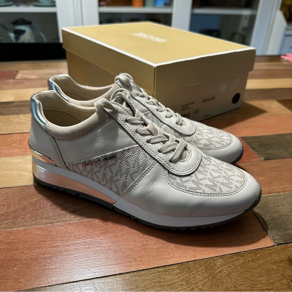 Michael Kors Allie Logo Leather Sneaker Vanilla
Size 8.5